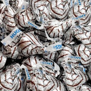 HUGS Milk Chocolate and White Creme Candy, 2lb Bulk Pack - 200 Count, CRAZYOUTLET